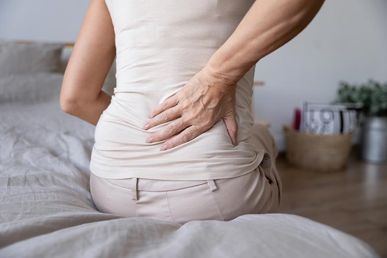 should i go to a doctor or chiropractor for sciatica pain